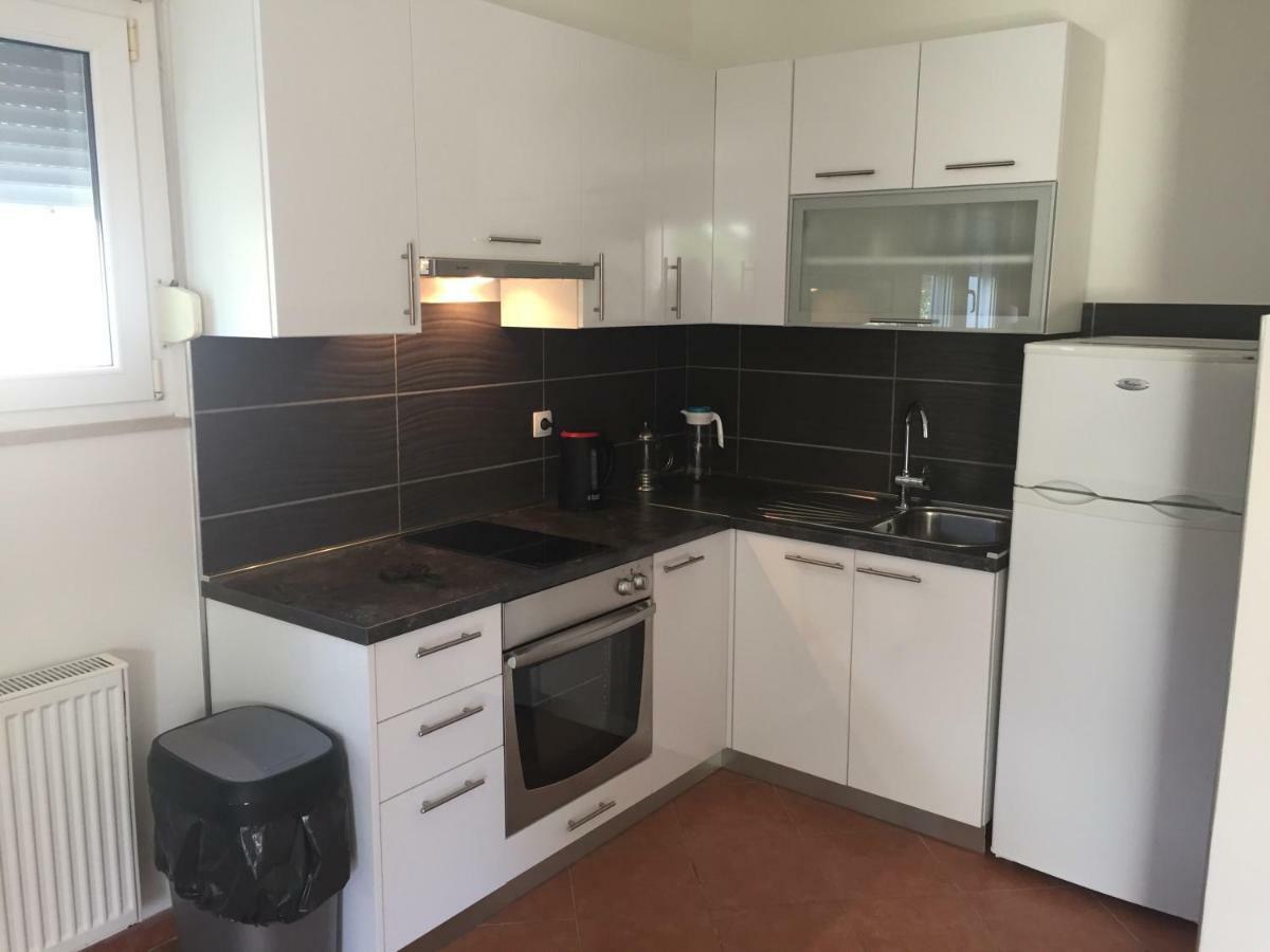 Ana'S Apartments 佩特坎内 外观 照片