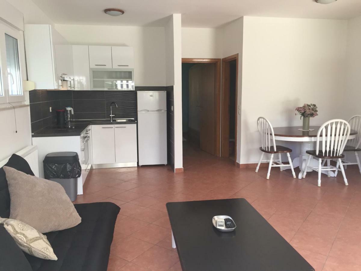 Ana'S Apartments 佩特坎内 外观 照片